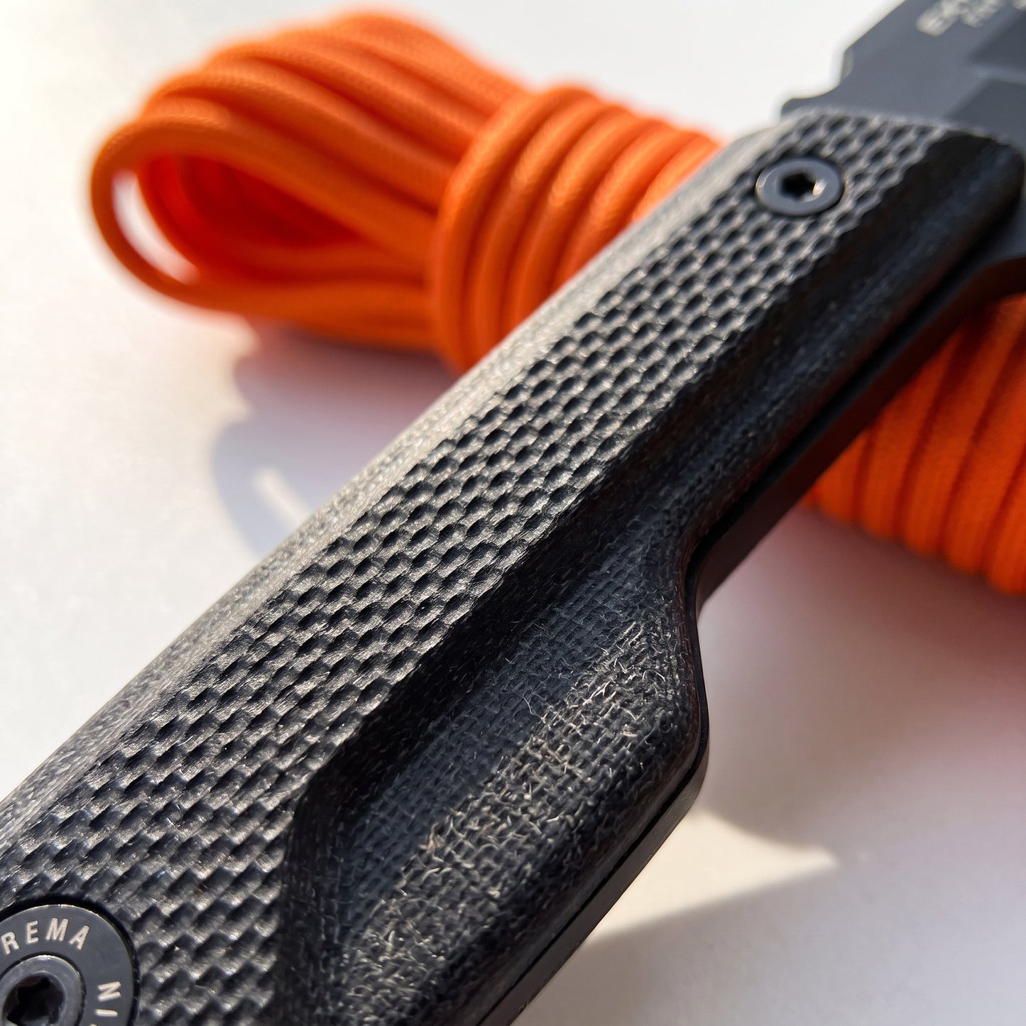 Full Tang N690 Steel Fixed Blade Outdoor Knife with G10 Handle and Protective Sheath